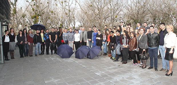 Уче српски због Видића